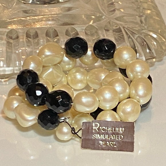 Vintage 1975-1985 Richelieu Simulated Pearl Bracelet - Picture 2 of 5